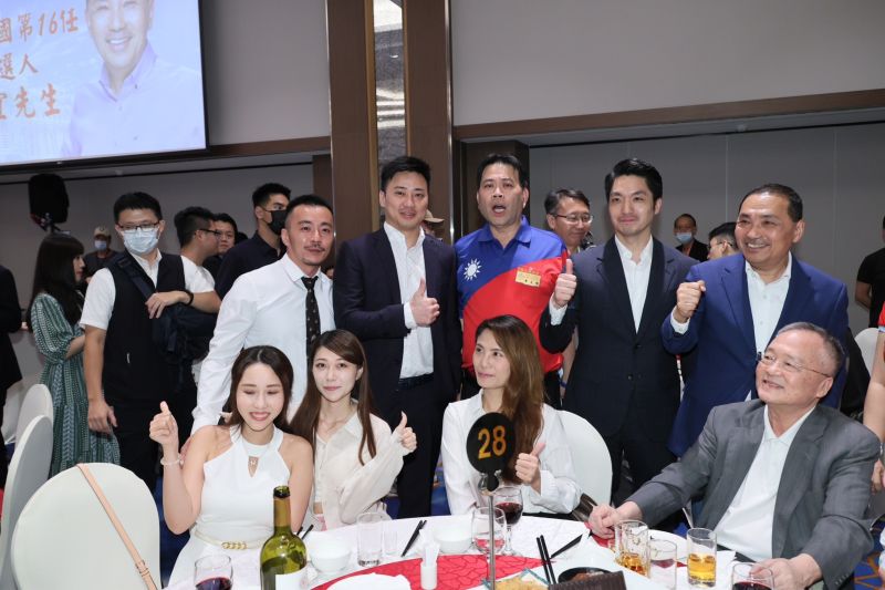 ▲侯友宜最後逐一敬酒,跟與會者合照。(圖/記者鄭孟晃攝,2023.7.18)