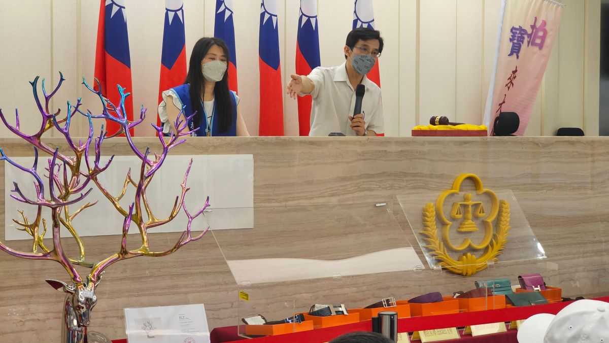 ▲im.B詐欺扣案物 第四波「im Buying精品及名家藝術品拍賣會」。（圖／士林分署）