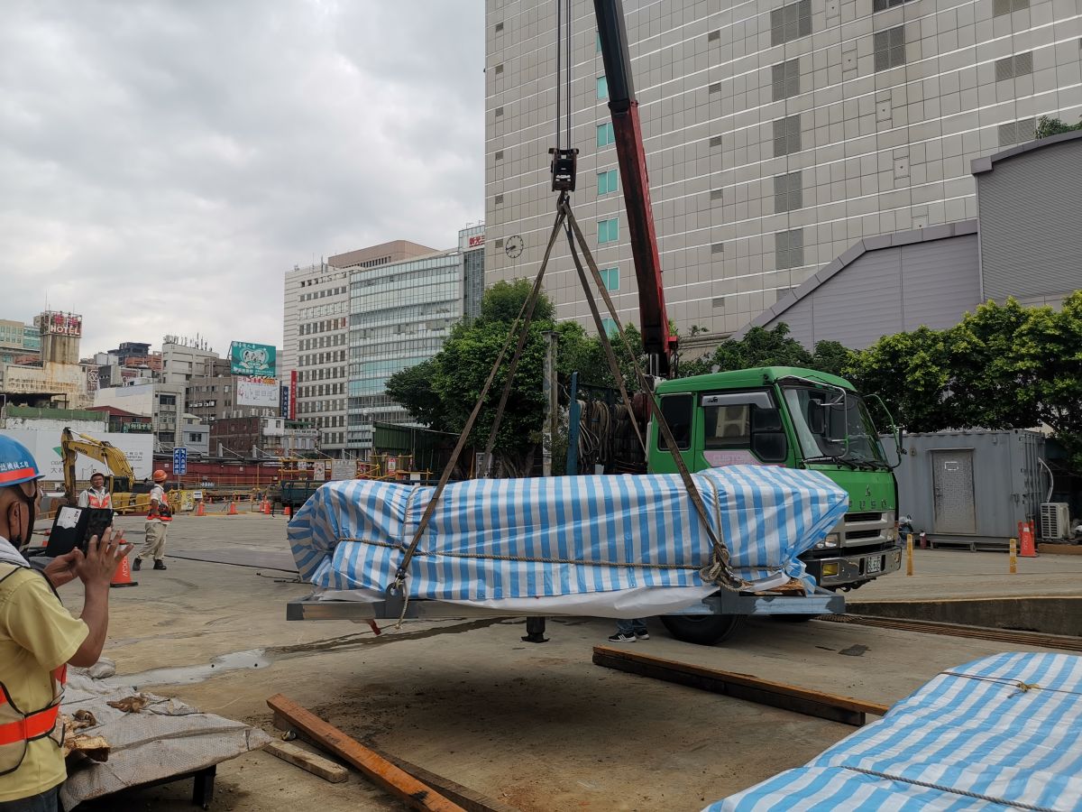 ▲桃園車站出土疑似清代軌道遺構，今天被運出G07工地。（圖／桃園捷運局提供）