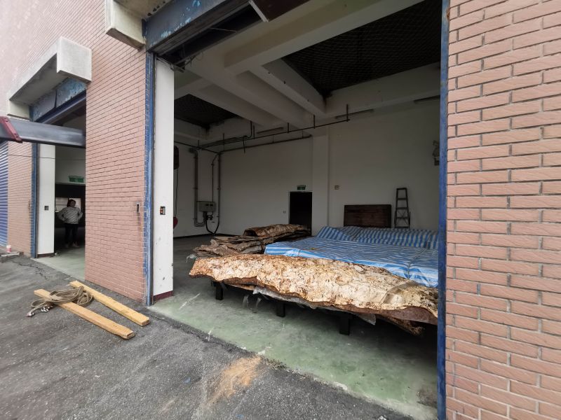 ▲疑似清代軌道遺構今天被運往大園汙水處理廠暫存。(圖/桃園捷運局提供)