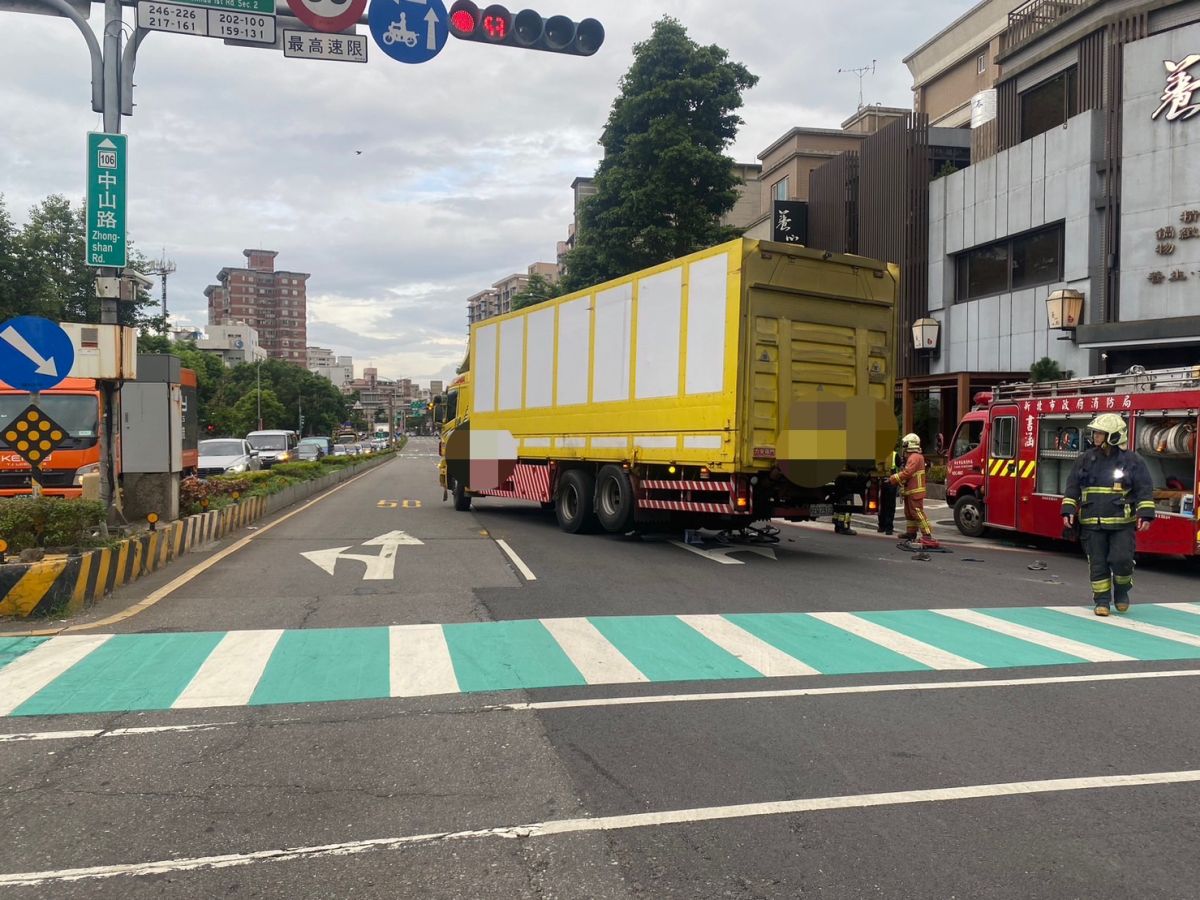 ▲新北市林口文化一路二段、中山路口，今（18）日傍晚發生一起死亡車禍。（圖／翻攝畫面）