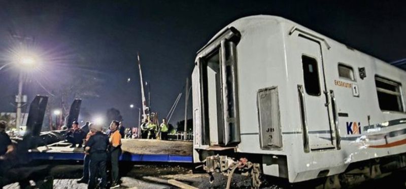 ▲印尼三寶瓏一輛火車撞上大卡車，造成一名乘客受傷。（圖／翻攝自Tempo.com）
