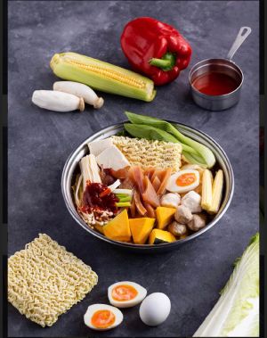 ▲無限暢吃的火鍋也可以把韓國傳統四角魚板煮進去。（圖／翻攝自馬洗手韓食火鍋FB）