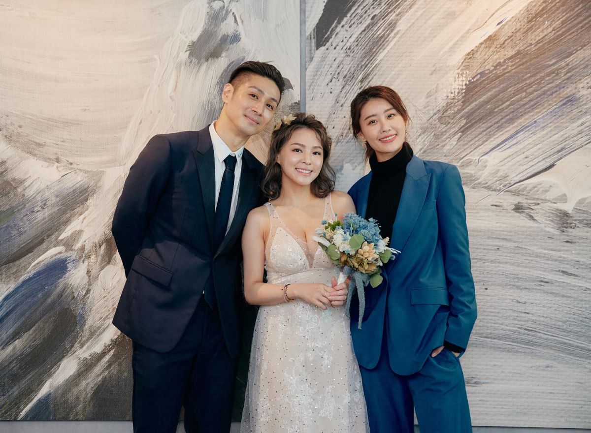 ▲熊熊結婚，林真亦（右）、愛語莎到場見證，熊熊因失去親妹妹，感謝好友來當她的妹妹，開心表示「一輩子的家人」。（圖／林真亦臉書）