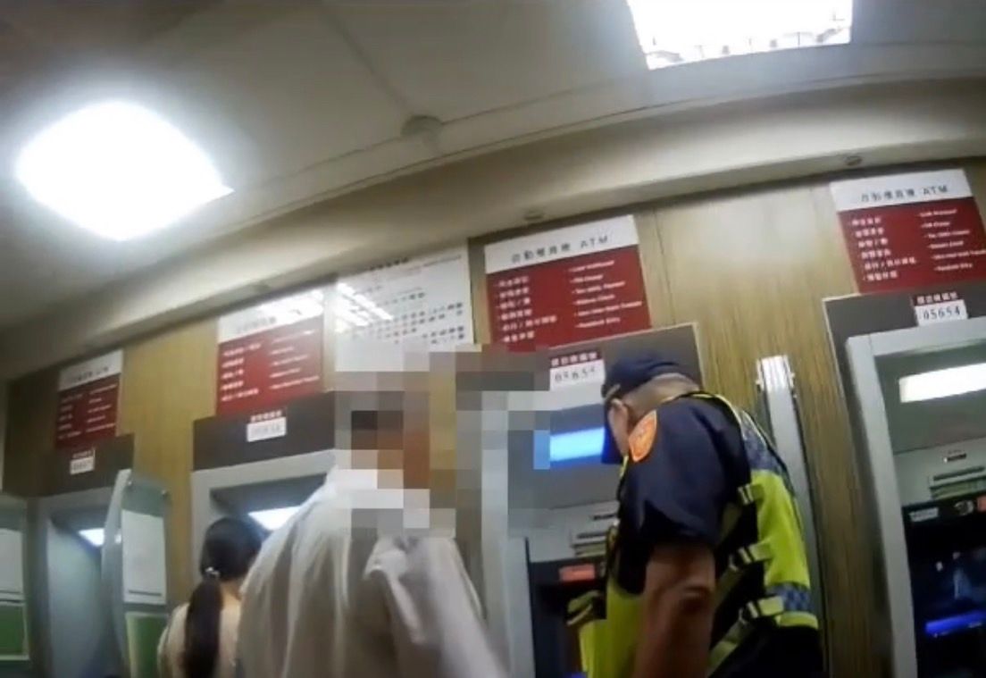 ▲吳姓男子至銀行ATM欲提領新臺幣6萬元未吐鈔，恐被銀行扣款，所幸經轄區員警向銀行查證該筆交易並未完成，吳男才順利領到錢。（圖／記者郭凱杰翻攝）