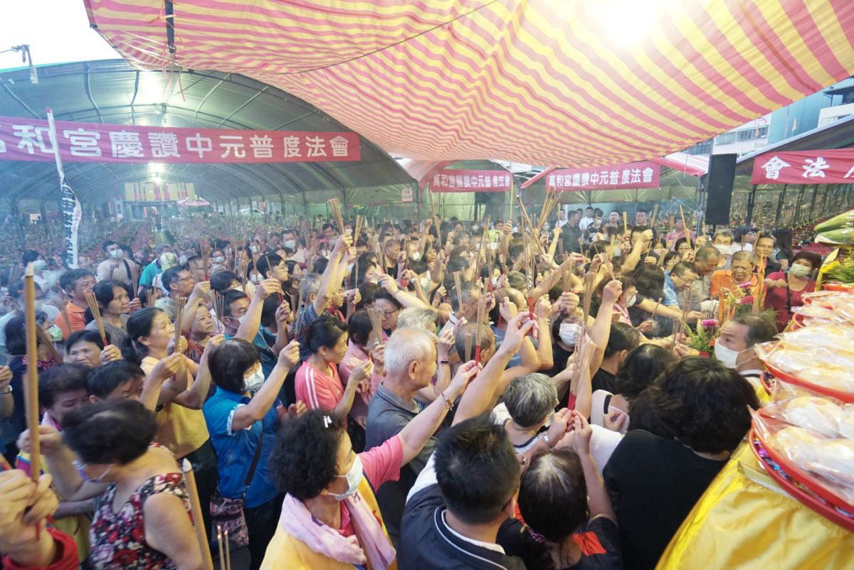 ▲台中萬和宮今年復辦中元普度代辦普桌，即日起受理申請，圖為109年法會盛況。（圖／萬和宮提供）