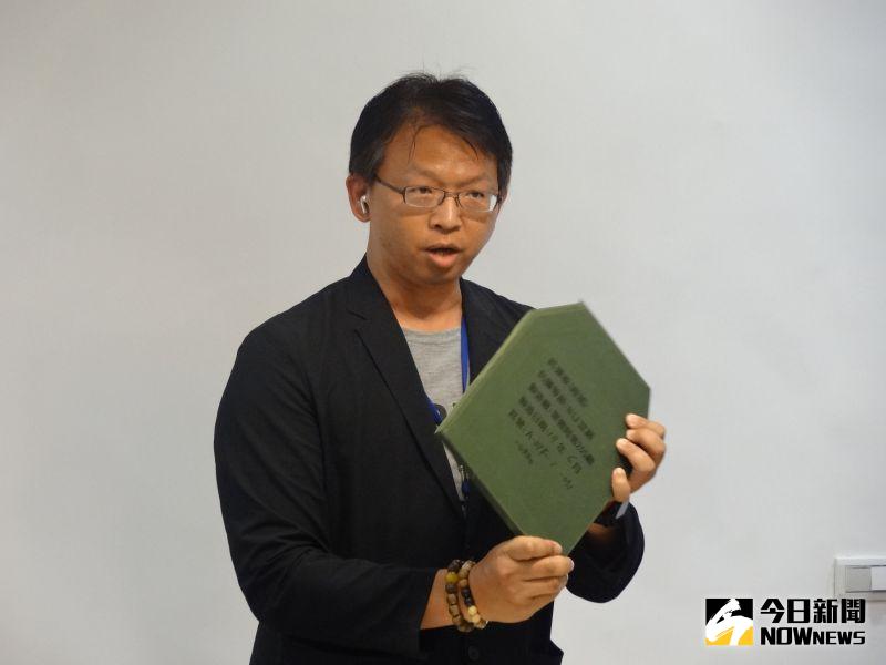 ▲針對網路影片稱國軍抗彈板一拗就彎,軍備局找來媒體記者實測,證明抗彈板難拗彎。(圖/記者呂炯昌攝,2023.07.19)