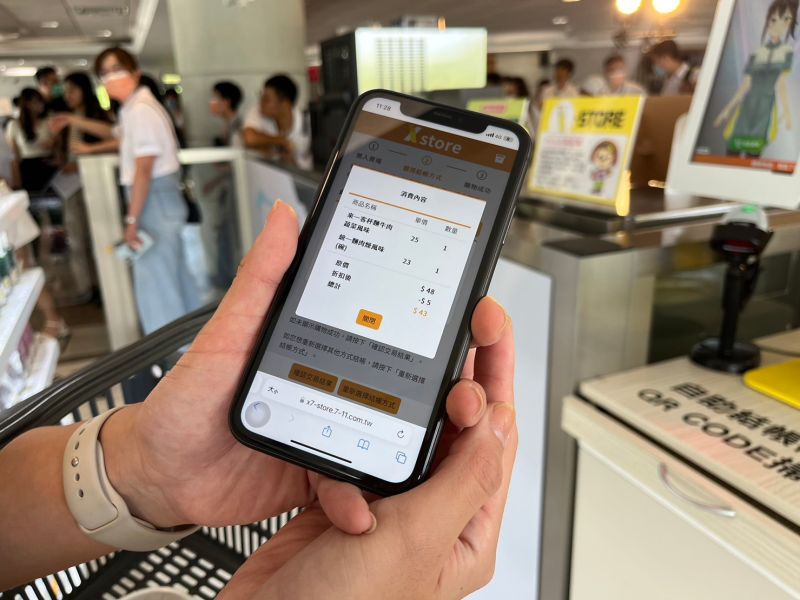 ▲X-STORE 7拿取商品後,會自動出現在手機線上購物籃中。(圖/記者鍾怡婷攝)
