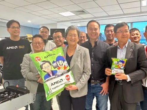 ▲蘇姿丰參與自家活動AMD Innovation Day，她在推特分享活動照片，手上抱著「特大號乖乖」，上面還印有Q版卡通的蘇媽圖像，激發網友討論。（圖／翻攝蘇姿丰推特）