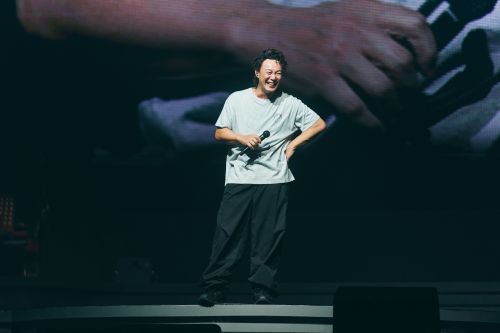 陳奕迅在演唱會上與歌迷有趣互動。(圖/環球音樂提供) ▲陳奕迅在演唱會上與歌迷有趣互動。(圖/環球音樂提供)