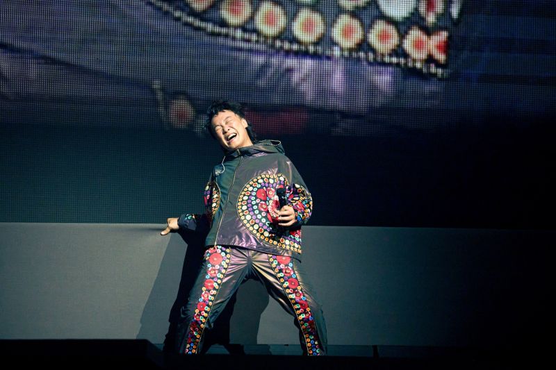 ▲陳奕迅在演唱會上，假裝被歌迷的熱情嚇到「摔跤」。（圖／環球音樂提供）