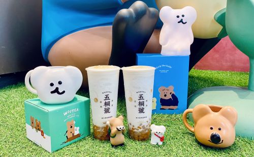 五桐號聯名DinoTaeng袋鼠搶新品 馬克杯、公仔夜燈周邊推薦菜單 ▲開箱五桐號聯名DinoTaeng短尾矮袋鼠Quokka周邊新品!3款造型馬克杯、探險公仔、Bobo造型夜燈實體,3款全新杯身與封膜;青森蘋果、椰子打造的異國風新飲料菜單曝光。(圖/記者蕭涵云攝)