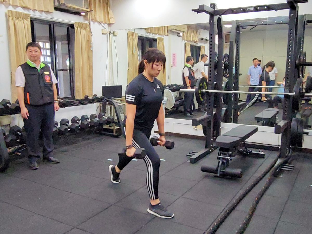 ▲健身中心設有深蹲架、飛輪健身車、舉重啞鈴等專業設施，讓員警在工作之餘鍛鍊體能及健康的維護。（圖／記者莊全成翻攝）