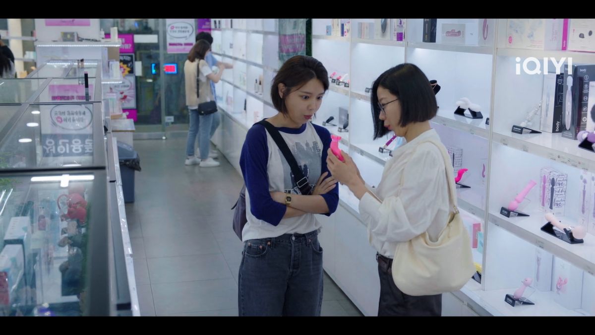 ▲《陌生人》第一集中，秀英（左）與媽媽田慧振逛情趣用品店。（圖／愛奇藝國際站）