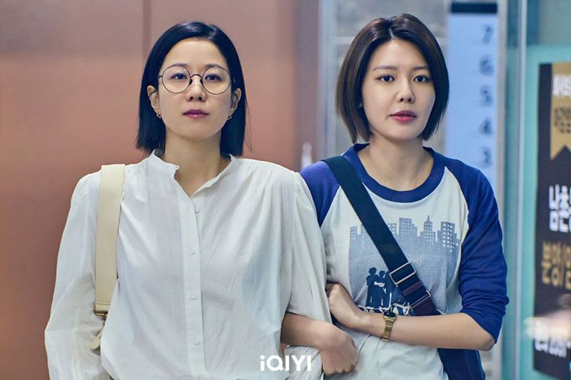 ▲《陌生人》中,秀英(右)如願跟偶像田慧振扮母女。(圖/愛奇藝國際站)