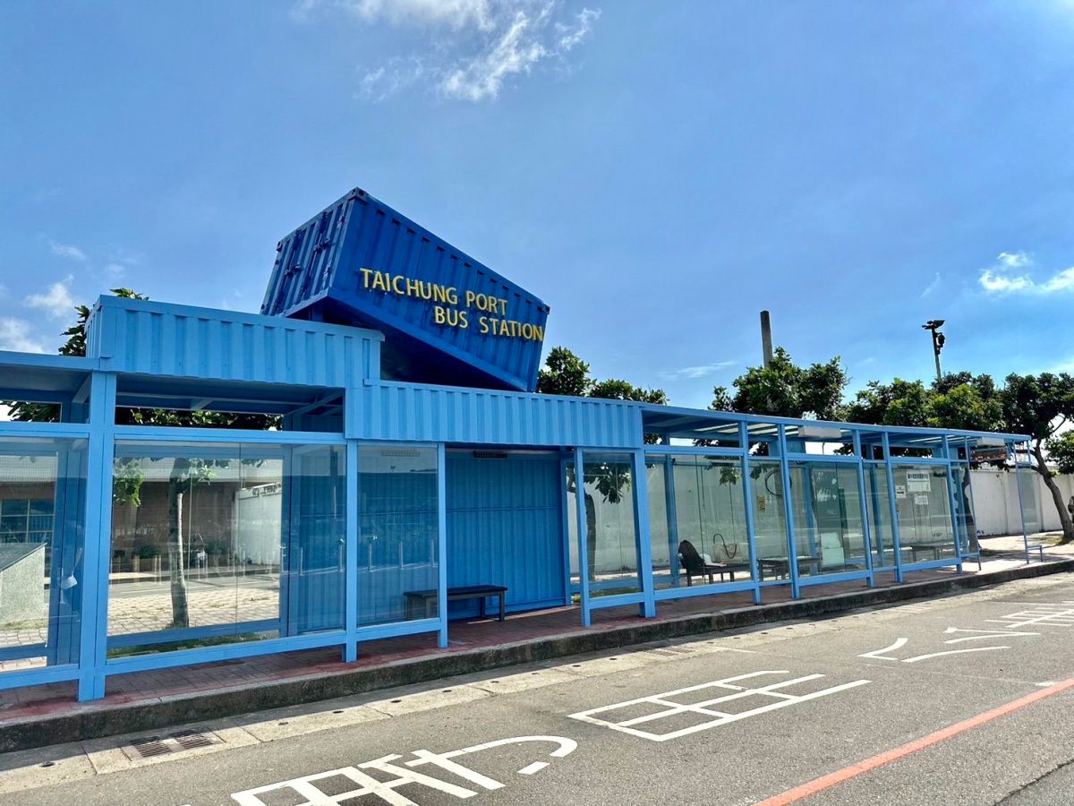 ▲以貨櫃造型設置候車空間，超吸睛為海線亮點。(圖／交通局2023.7.19)