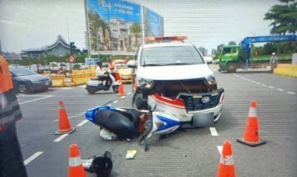 ▲救護車與機車雙雙出現損毀。（圖／翻攝畫面）