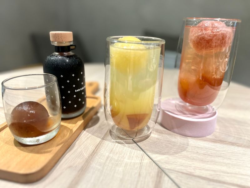 ▲全家咖啡品牌體驗店「Let’s Café PLUS」，3款冰球系列飲品。（圖／記者鍾怡婷攝）