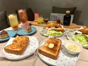 ▲全家咖啡品牌體驗店「Let’s Café PLUS」也有提供輕食。（圖／記者鍾怡婷攝）