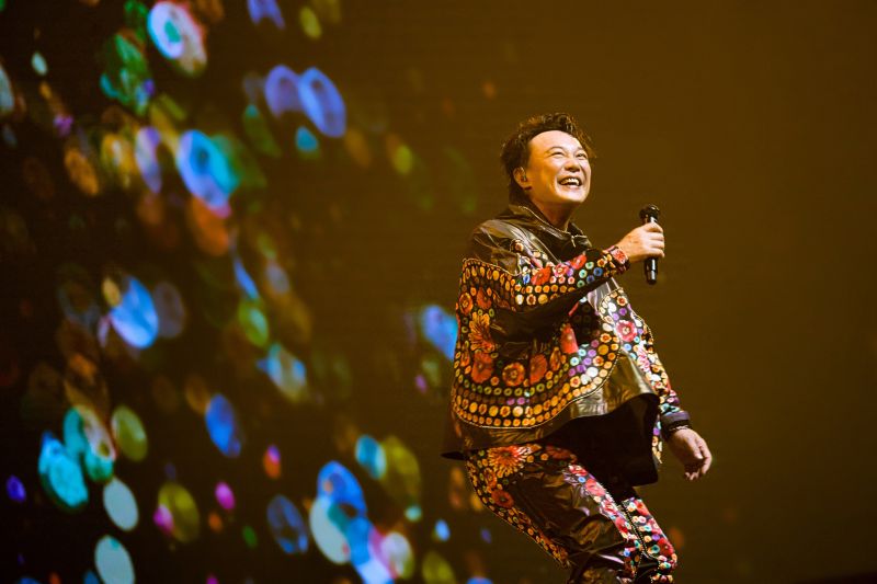 ▲陳奕迅在台灣連開7場演唱會，提到剛出道時專輯銷量輸給張惠妹40倍，逗得台下哈哈大笑。（圖／環球音樂提供）