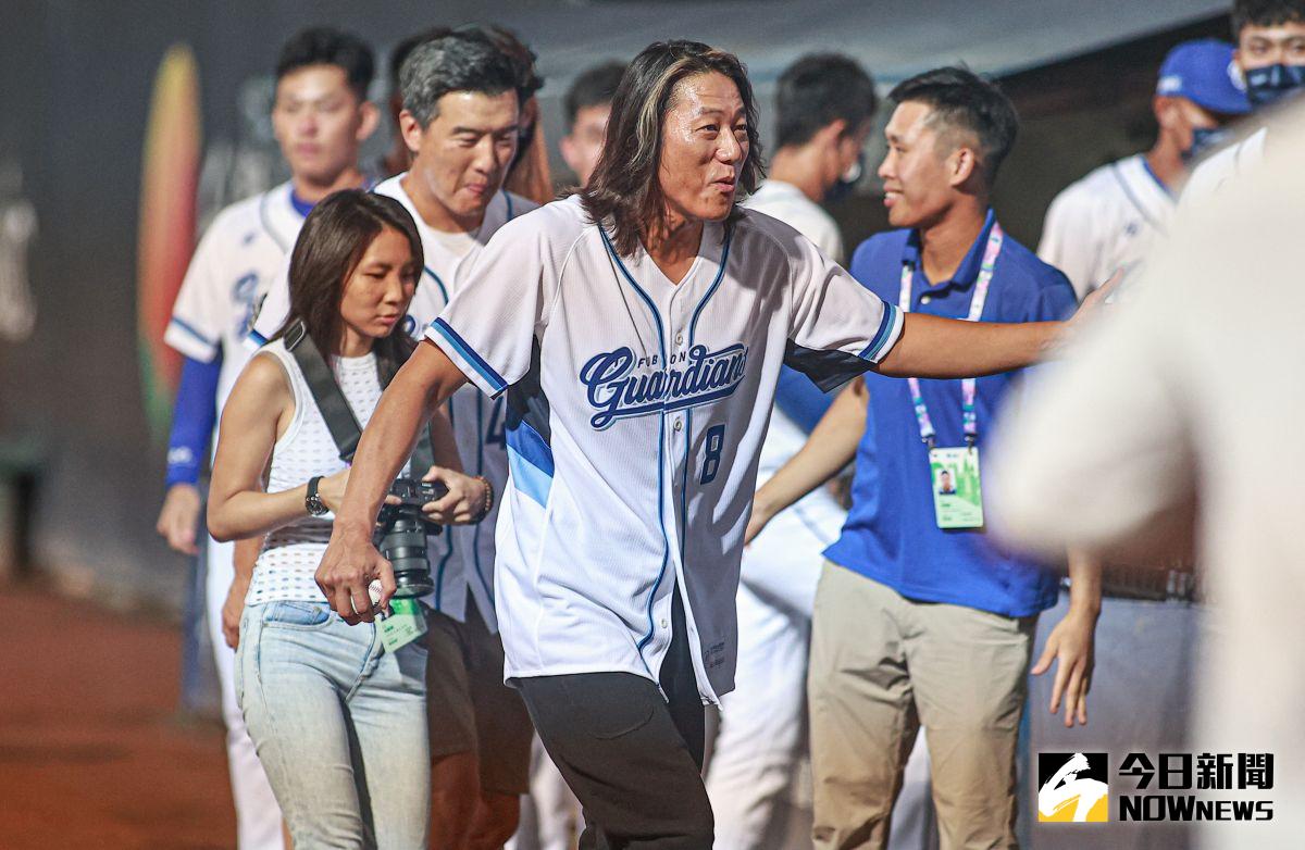 ▲《玩命關頭》系列在全球走紅的好萊塢明星「韓哥」姜成鎬為富邦悍將賽前開球。（圖／記者葉政勳攝 , 2023.07.19）