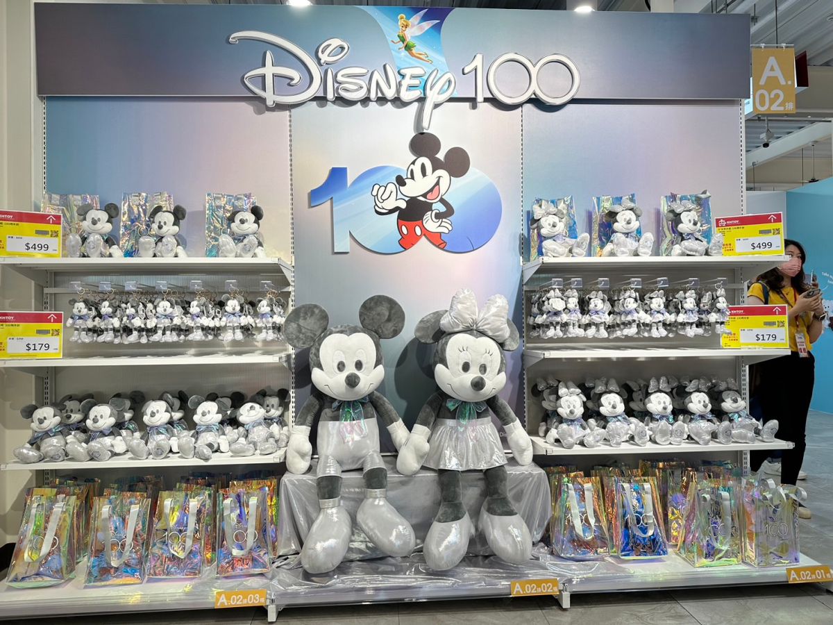 ▲為慶祝迪士尼百年慶典，旗艦館首賣台灣限定款，以全新樣貌登場的米奇米妮銀色炫彩絨毛玩偶（圖／記者陳諭申攝，2023,07,19）