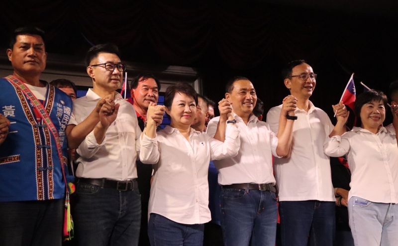 ▲侯友宜拉起朱立倫、盧秀燕的手，象徵國民黨大團結。（圖／翻攝畫面，2023.07.19）