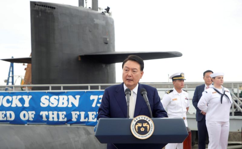 ▲北韓國防部長表示，美國核潛艦目前停靠在南韓港口，「可能符合」平壤當局使用核武的條件。圖為南韓總統尹錫悅登上美軍潛艦「肯塔基號」（USS Kentucky）。（圖／美聯社／達志影像）