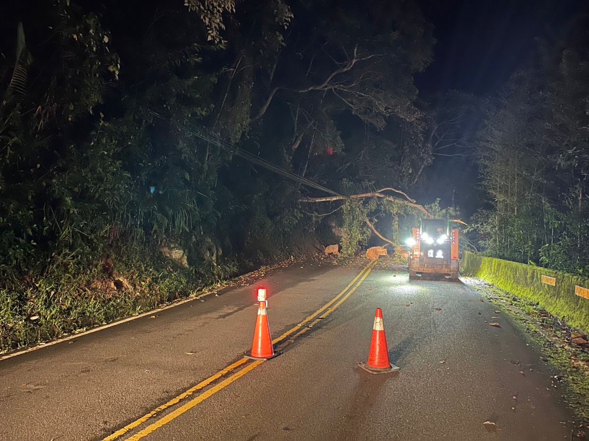 ▲市府動用重機具與人工清運落石，後於凌晨4點30分完成清運、恢復通車，後續將請委外技師巡查確認邊坡狀況，以確保行車安全。（圖／桃園市政府提供）