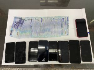 ▲警方扣得新臺幣10萬餘元的贓款、手機等物。（圖／翻攝畫面）