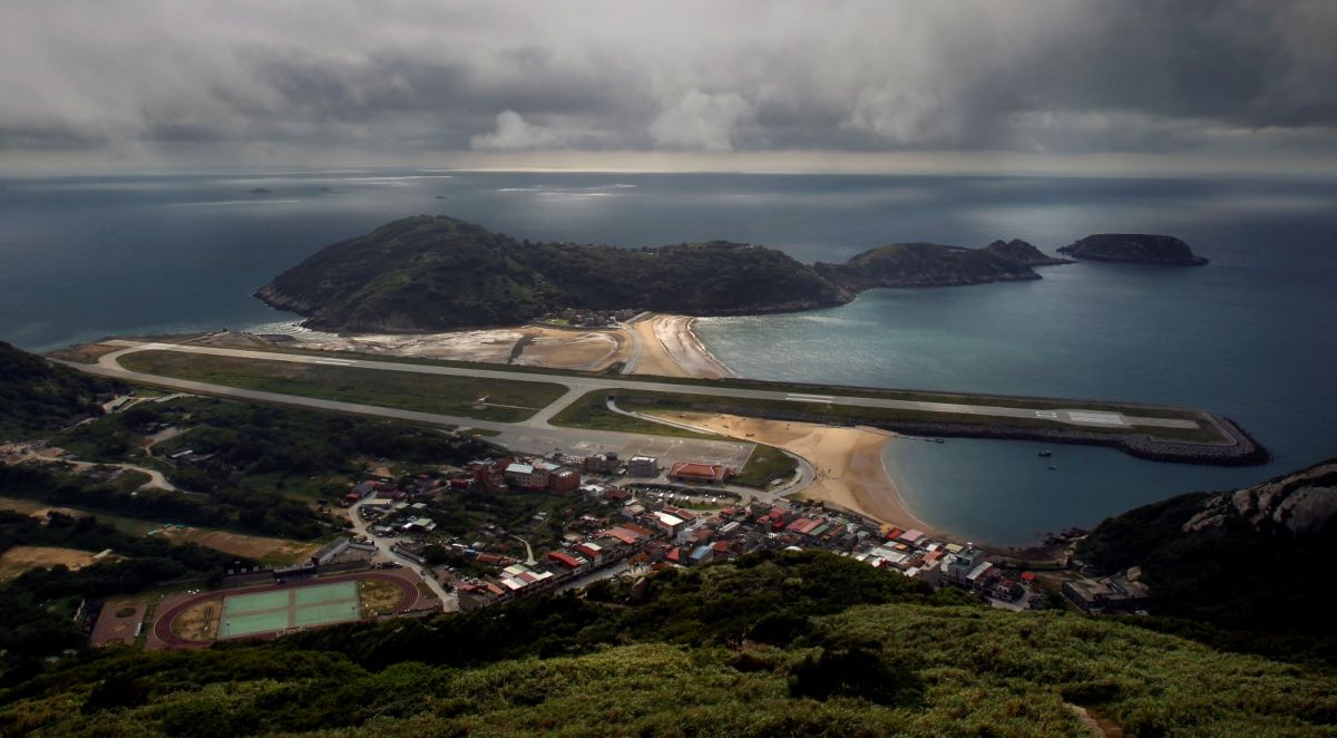 ▲地緣政治的競爭與緊張，不只在台灣本島，也在馬祖等離島有所體現。圖為從壁山俯勘北竿機場。（圖／美聯社／達志影像）