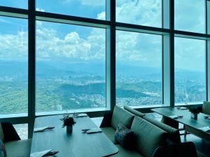 4268元奢華「饗A Joy」貴在賣景觀?內部環境搶先看 最高樓視野 ▲藍天白雲陪吃飯。(圖/記者蕭涵云攝)