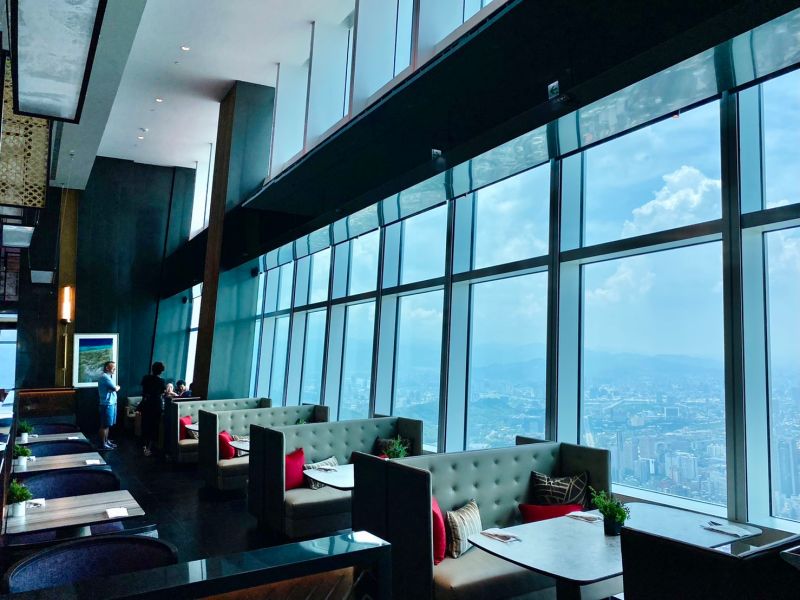 ▲卡努颱風來襲，台北101宣布高空餐廳包括最貴Buffet「饗A Joy」等7家餐廳，明日暫停營業一天。好不容易搶到訂位只能另待安排。（圖／記者蕭涵云攝）