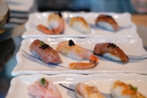 ▲甜蝦、鮪魚大腹等各式壽司同樣吃到飽，包含使用A5和牛做成握壽司。（圖／記者葉盛耀攝）