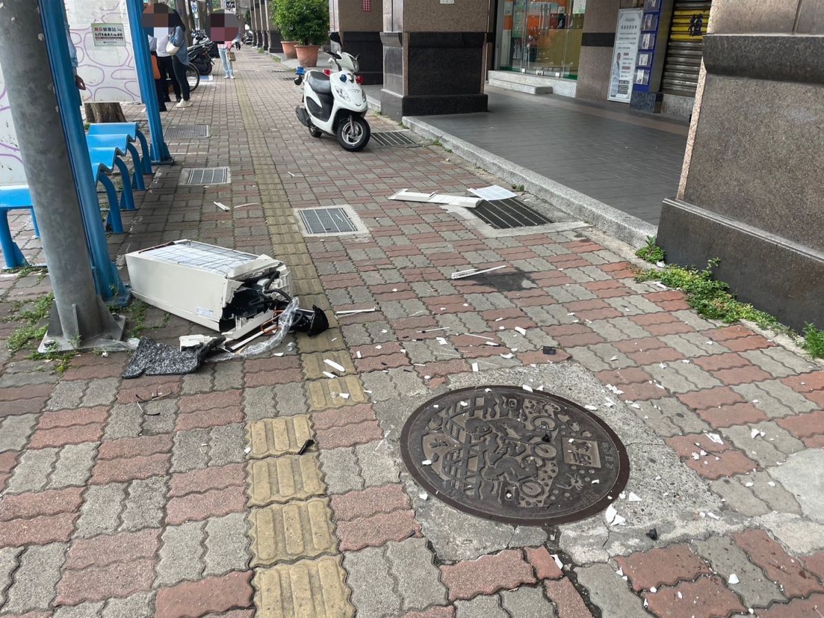 ▲新北市板橋新埔捷運站二號出口，一名22歲女子正在等公車，卻慘遭從17樓墜落的冷氣砸重身亡。（圖／翻攝畫面）
