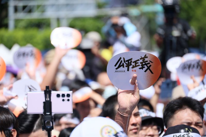 ▲黃國昌號召2萬人上街頭要求居住正義。（圖／記者林調遜攝）