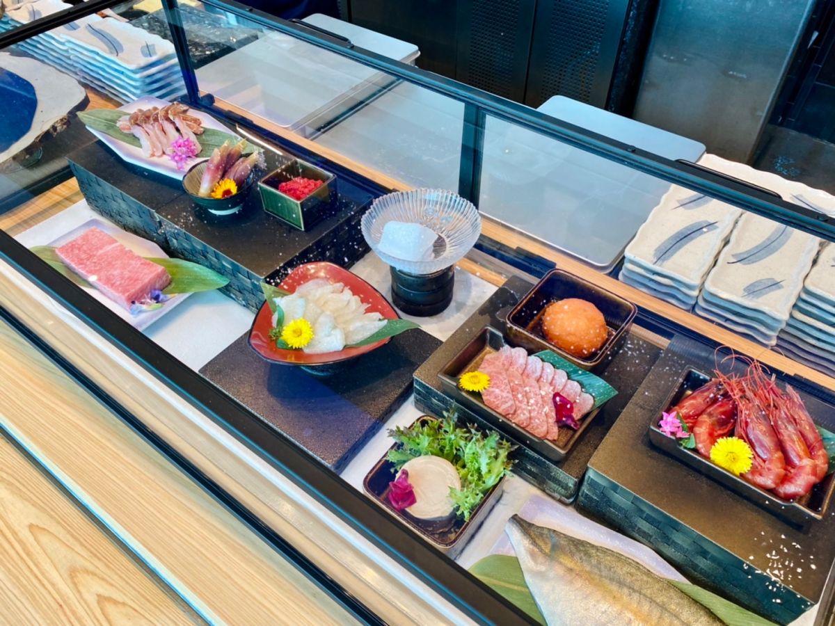 ▲「饗A Joy」受封最高最貴4000元Buffet，規定「0歲至未滿12歲」之幼兒童半價得花2000元，業者14字回應「無論幾歲的客人我們都認真對待」。（圖／記者蕭涵云攝）