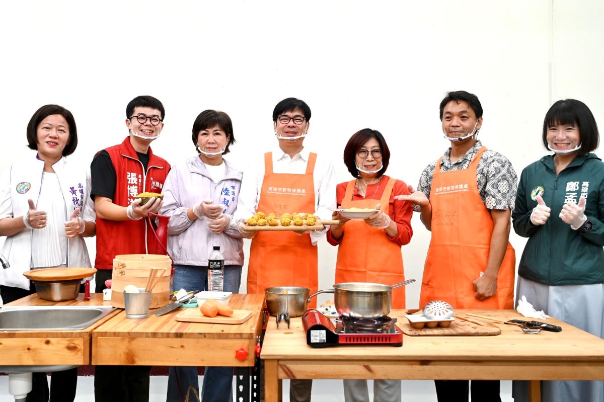 ▲陳其邁今天上午與高雄市議會議長康裕成特地穿上專屬工作圍裙，和長輩們一起學做人和寵物都可食用的雞肉丸。(圖／高市府提供)