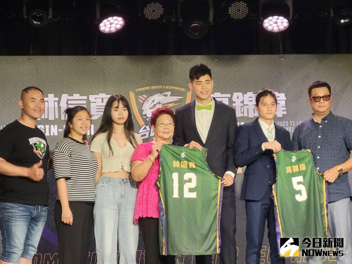 ▲T1桃園雲豹今日舉辦林信寬、高錦瑋的簽約記者會，兩人都是複數年合約。（圖／黃建霖攝）