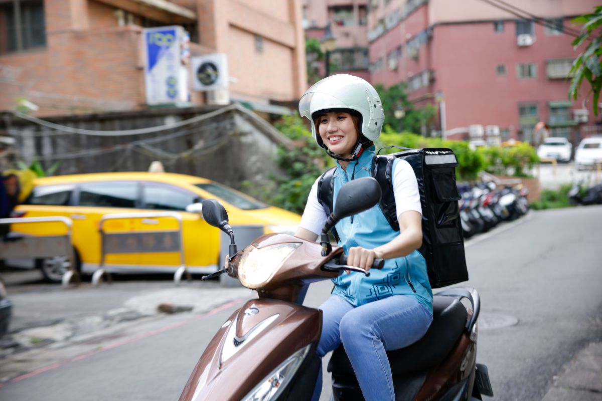 ▲新北市原民局長林瑋茜Siku Yaway化身一日送餐員，將原民美食餐送到獨居長者家中。（圖／新北市原住民族行政局提供）