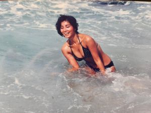 ▲陳美鳳日前曬出20歲戲水照,因為火辣身材引起熱議。(圖/翻攝自陳美鳳臉書) ▲陳美鳳日前曬出20歲戲水照,因為火辣身材引起熱議。(圖/翻攝自陳美鳳臉書)