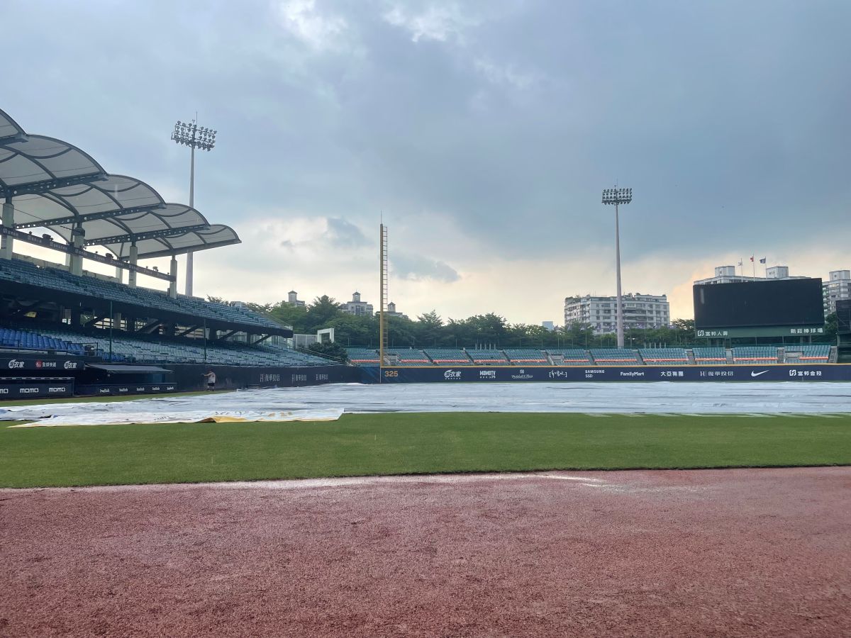 ▲中職新莊球場，台鋼與富邦之戰因雨延賽。（圖／吳政紘攝）