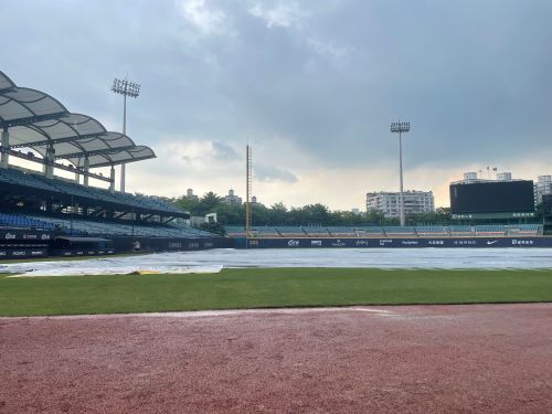 ▲中職新莊球場，過去常因雨延賽。（圖／吳政紘攝）攝）