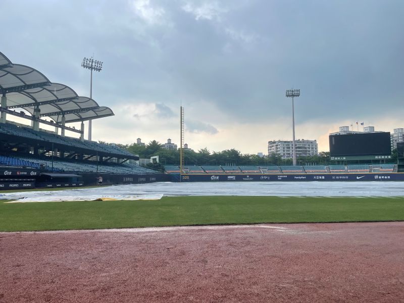 ▲中職新莊球場，台鋼與富邦之戰因雨延賽。（圖／吳政紘攝）