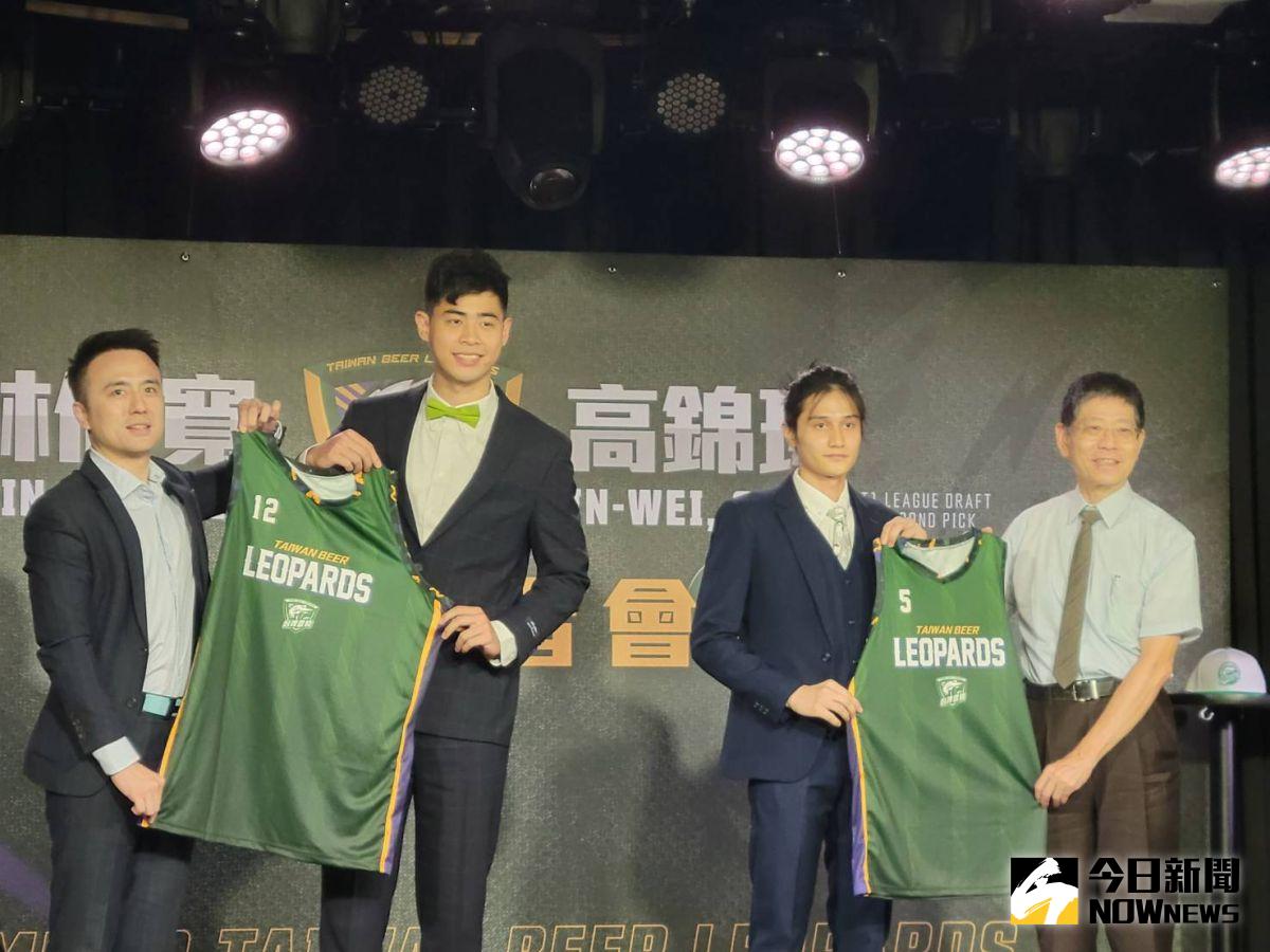 ▲林信寬選擇12號、高錦瑋選擇5號分別作為自己在台啤雲豹的球衣號碼。（圖／黃建霖攝）