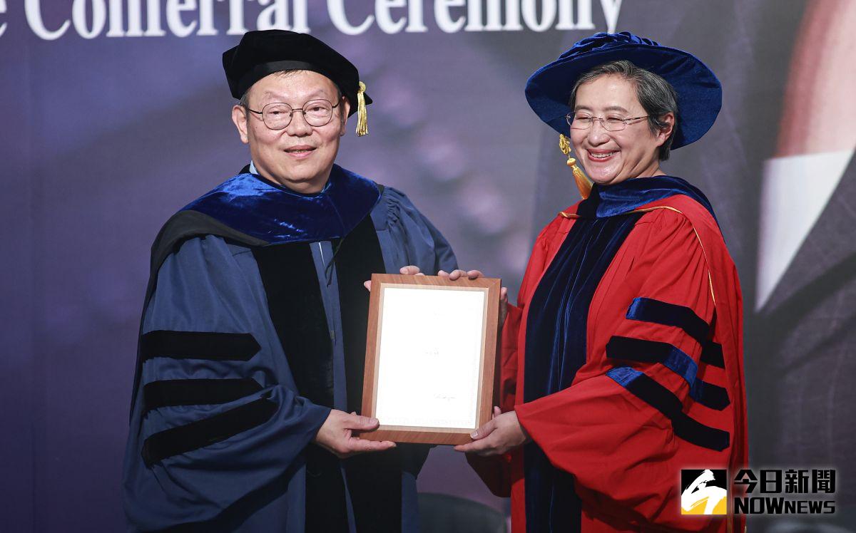 ▲半導體女王、超微（AMD）執行長蘇姿丰（右）今（20）日獲頒陽明交大名譽博士學位，致詞時提到AI應跨學科協作。（圖／記者葉政勳攝，2023.07.20）