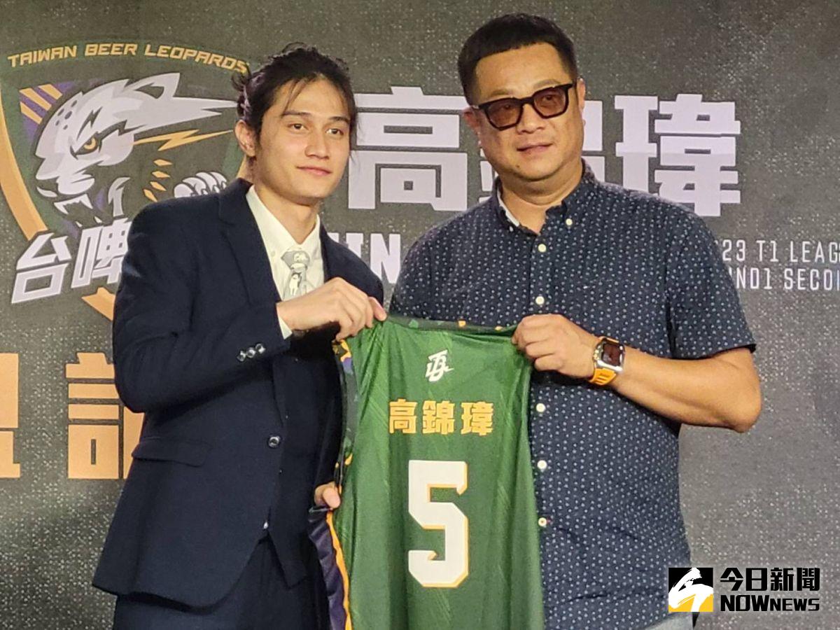 ▲高錦瑋沒有血緣的叔叔從國二、國三開始就幫忙扶養他，也給予前者在籃球路上許多鼓勵。（圖／黃建霖攝）