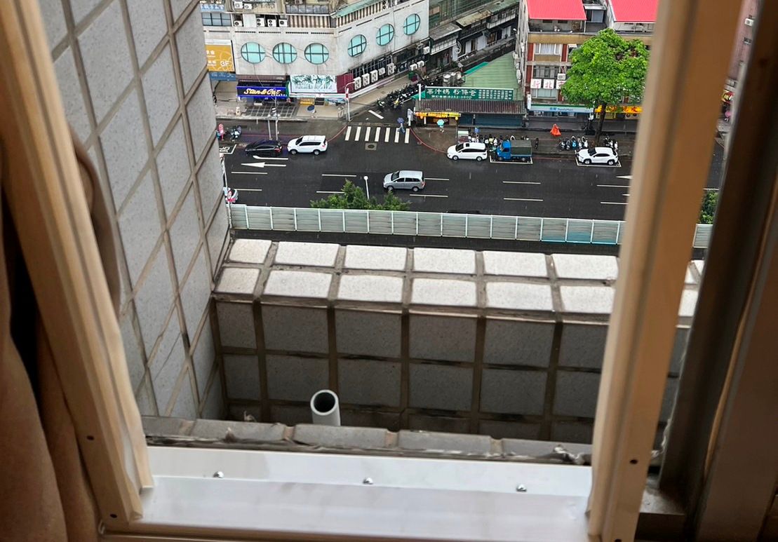 ▲新北市勞檢處前往發生冷氣機主機飛落的社區大樓17樓現場勘查。（圖 ／新北市勞動檢查處提供）