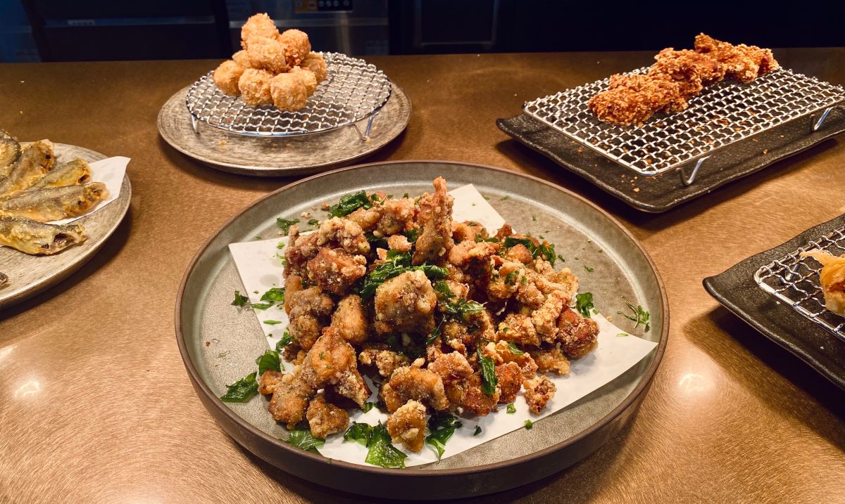 ▲現居台灣Buffet吃到飽天花板，饗賓集團「饗A Joy」座落台北101大樓86樓，一餐破4千元開吃鹽酥雞、紅龜粿？特殊菜色亮點直擊，酥皮花膠佛跳牆、獵奇美食香菜花生巧克力。（圖／記者蕭涵云攝）