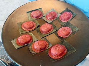 ▲迷你尺寸的「紅龜粿」，台式甜點也有一席之地。（圖／記者蕭涵云攝）